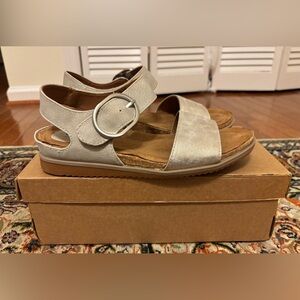 NWOT Eurosoft by Sofft Shimmery Pale Gold Wedge Sandals Size 8.5M